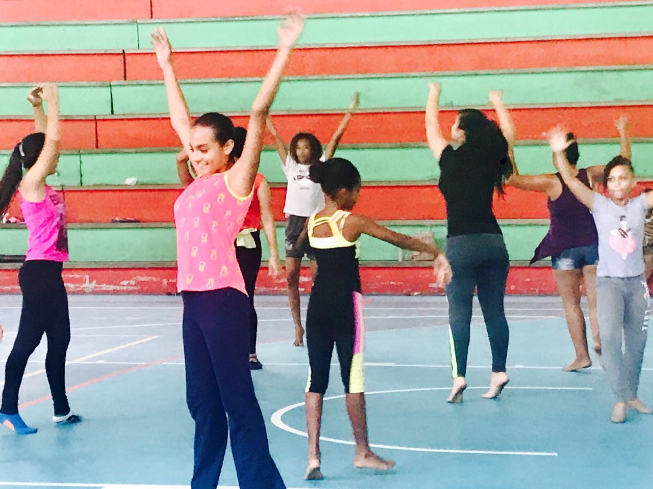 Todos los sábados por la mañana, jovenes limonenses aprenden pasos de danza que las vinculan con su cultura regional. Foto: Tatiana Sáenz.