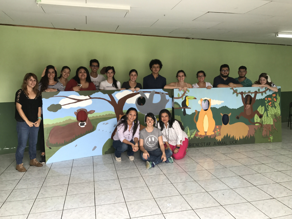 Estudiantes del TC-680 y las coordinadoras de los trabajos comunales. Foto: Maripaz Castro Murillo.