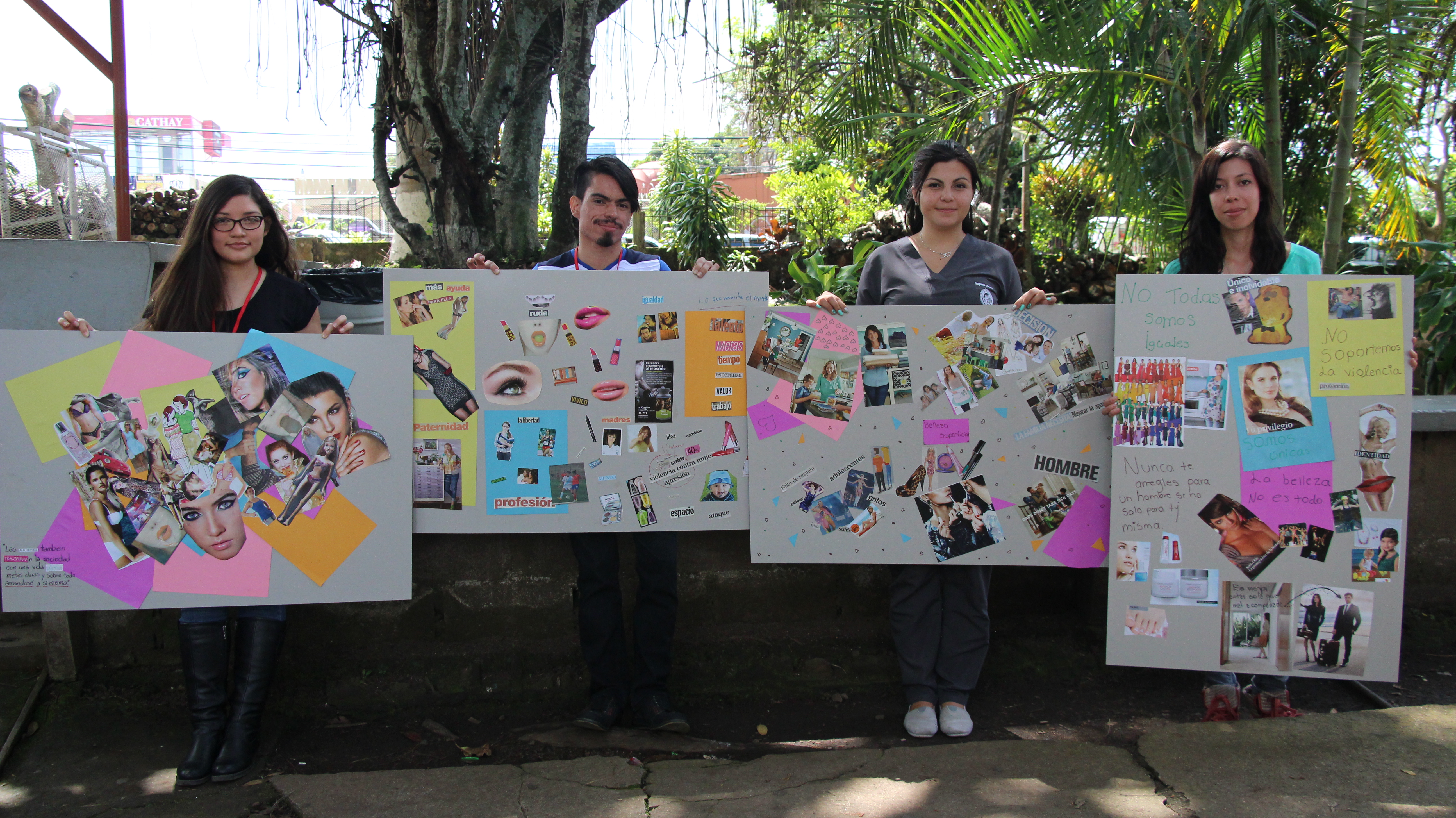 Estudiantes del TC-644 muestran los productos artísticos elaborados por estudiantes de sétimo año de colegio.