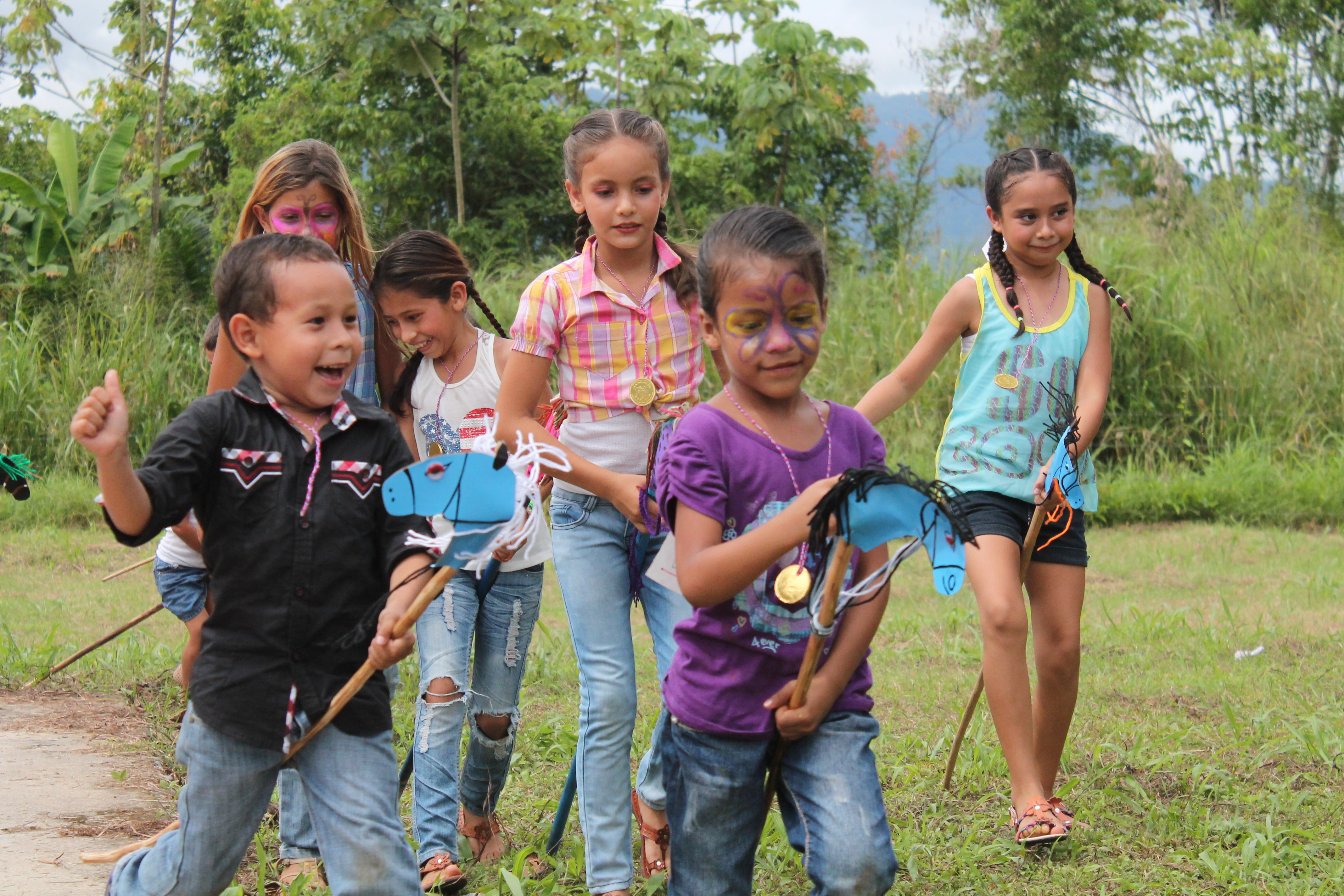 De entre las actividades se efectuó una cabalgata con caballitos de madera, donde participaron muchas niñas y niños de estas comunidades.  Foto: cortesía del Programa Kioscos Socioambientales.