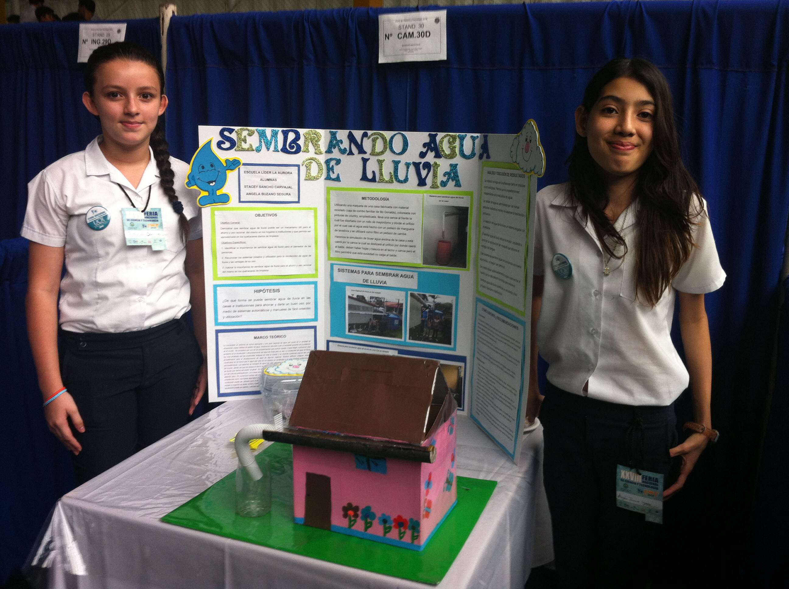 Stacy Sancho y Ángela Lizano estudiantes de la Escuela Líder La Aurora con su proyecto 