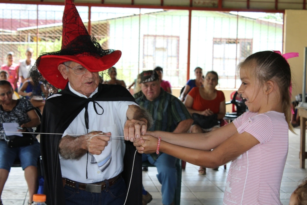 El talento de los habitantes de Santa Rita se hizo presente en el acto de magia que ofreció uno de los adultos mayores en forma voluntaria y espontánea para el disfrute de niños y adultos (foto cortesía Laura Santamaría). 