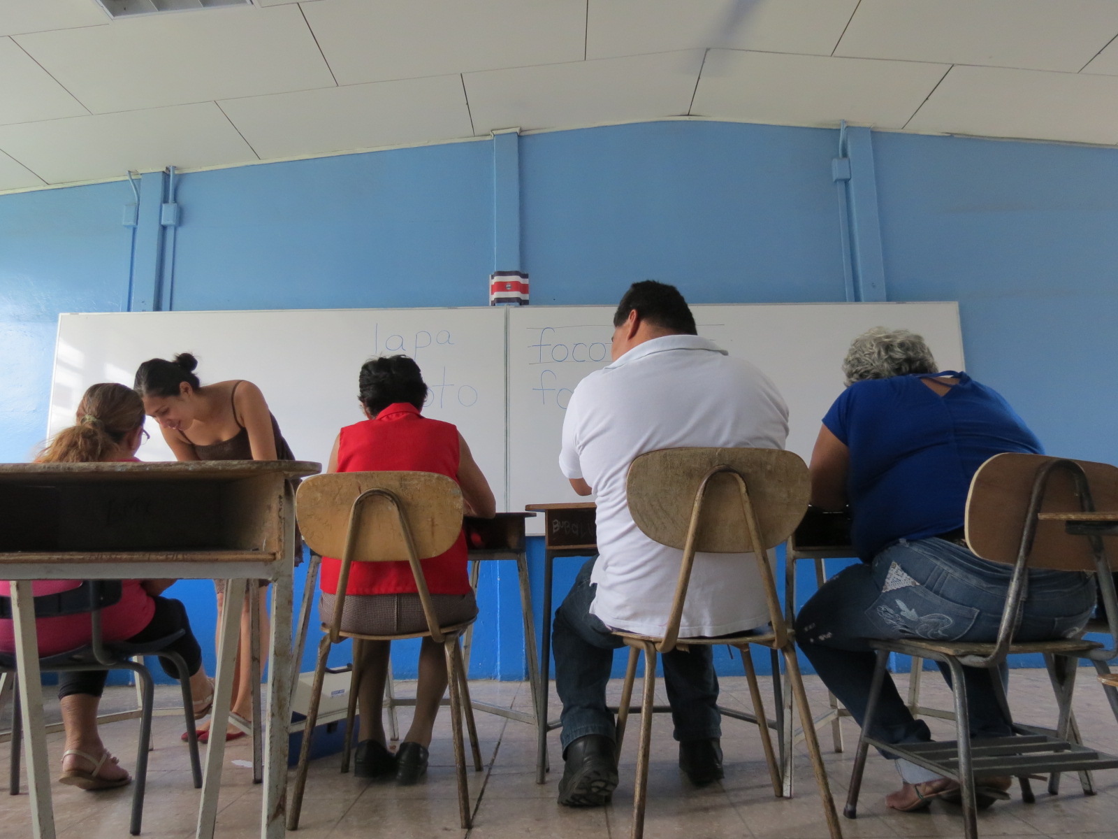 Cada sábado, este grupo de personas adultas en Pavas, aprenden de las letras. Foto Juan José Rodríguez.