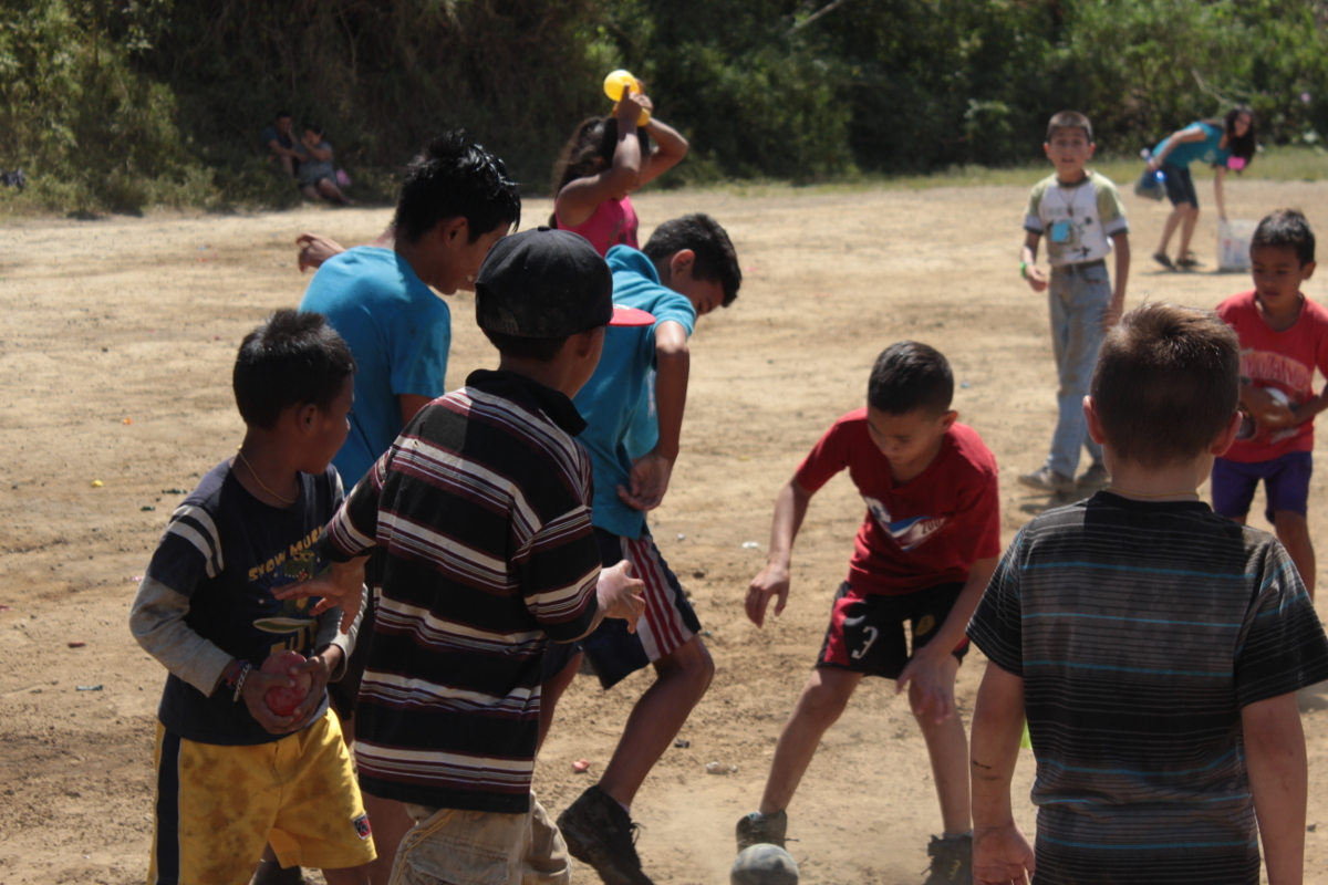 img-noticia- Niños y niñas de la comunidad Las Brisas, participaron de divertidos  juegos durante el último día del club de verano. Foto por Adam Esquivel Montoya. 