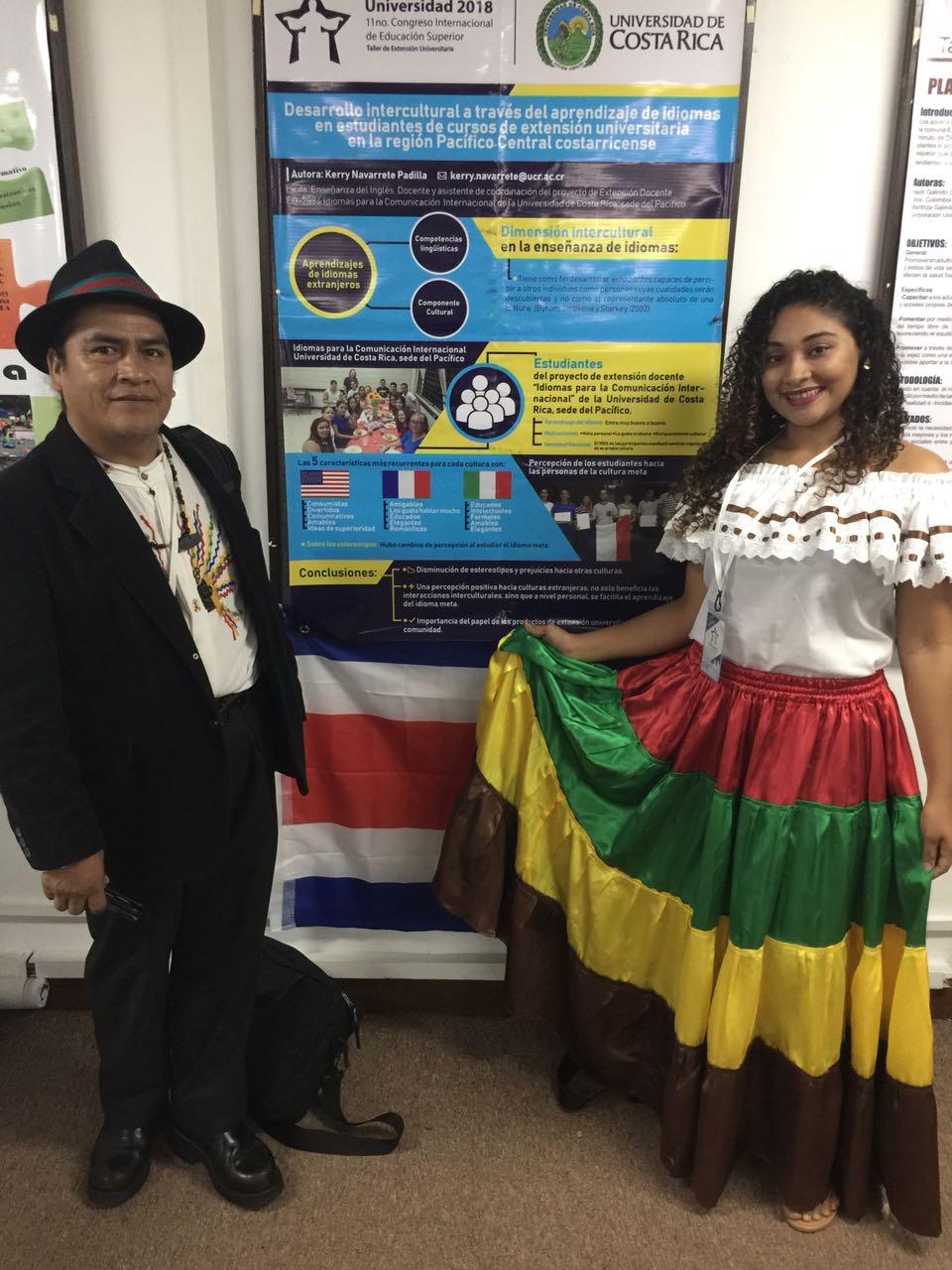 img-noticia-La profesora Navarrete junto a un colega peruano. Foto: cortesía del ED-2884.
