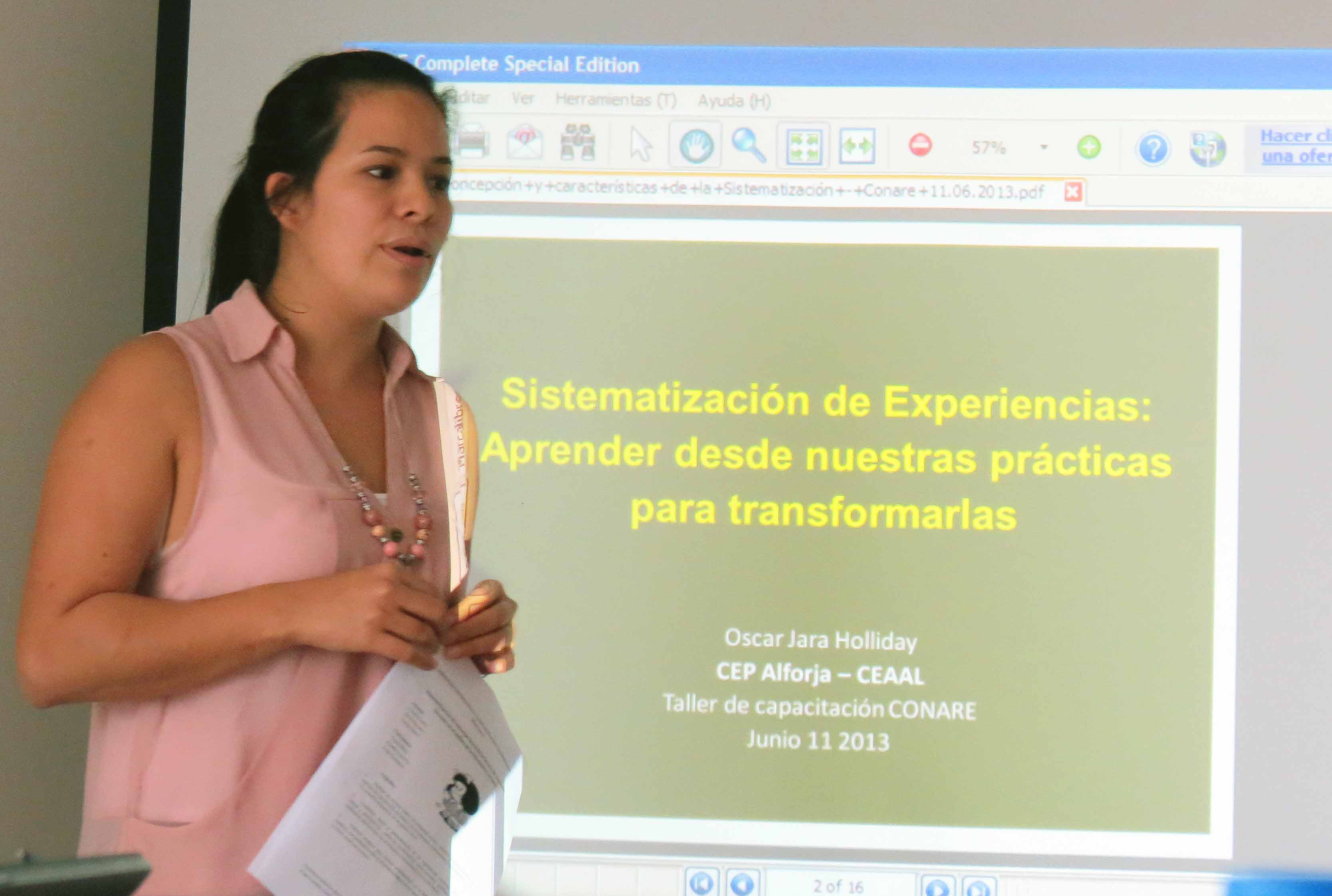 La Licda. Silvia González Jiménez recibió la capacitación durante el año anterior y ahora transmite el conocimiento a otros asesores.