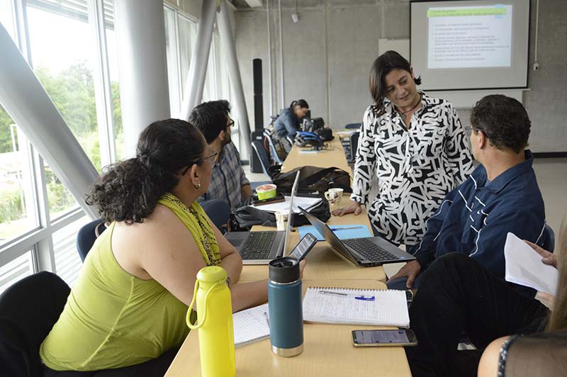 La docente Eva Carazo realiza el módulo 2 “Estoy facilitando la discusión epistemológica y conceptual alrededor de la acción social”. Foto: Daniella Víquez.