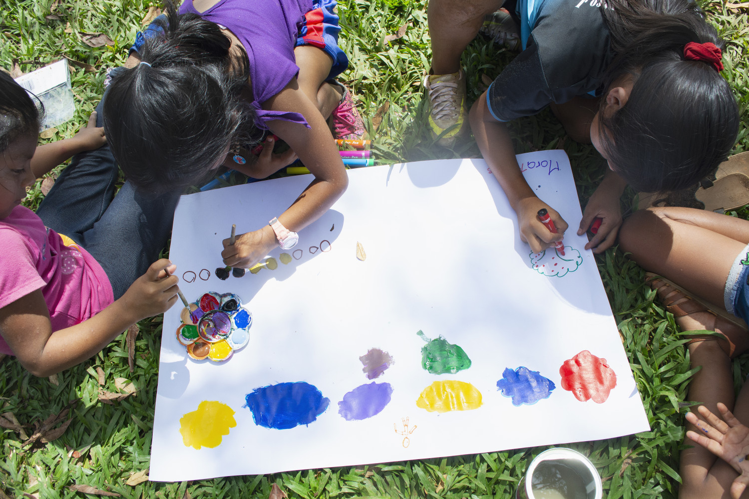 Niñas y niños indígenas de Salitre reunidos comparten saberes