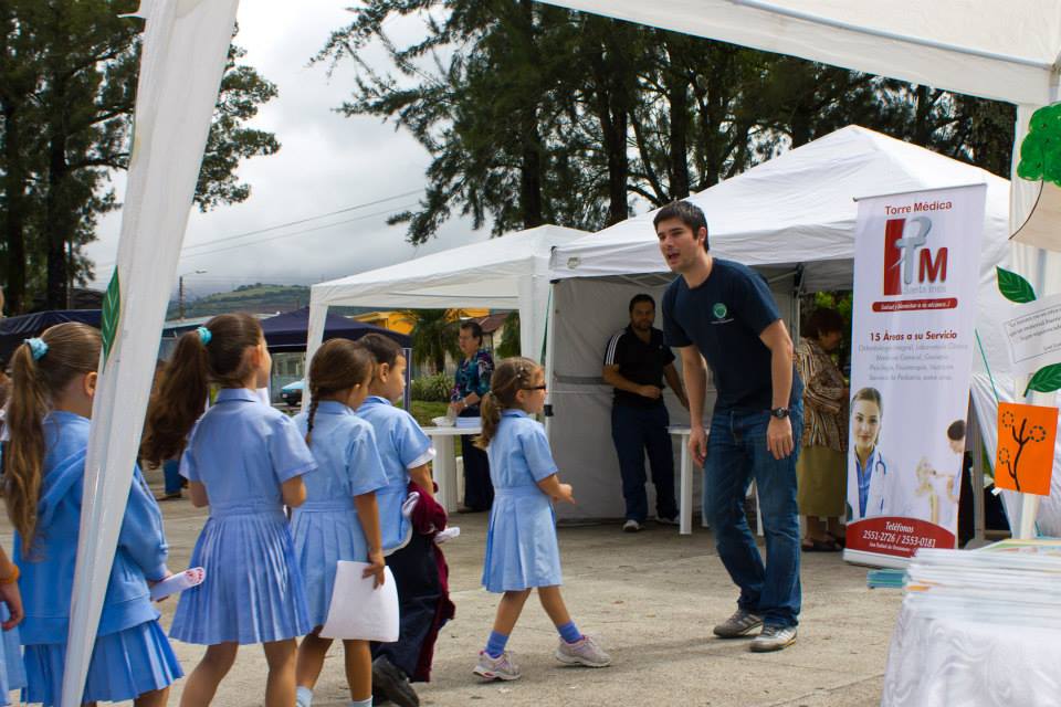 Oscar Ramírez, estudiante de Enfermería, participa de una actividad del TC-311 junto a preescolares. Foto: Página de Facebook TCU 311 UCR.