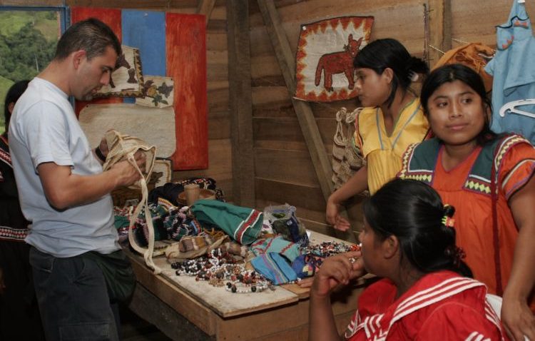 img-noticia-Feria de artesanías se desarrolló en el marco de un proyecto de Educación Pública en Casona, San Vito de Coto Brus