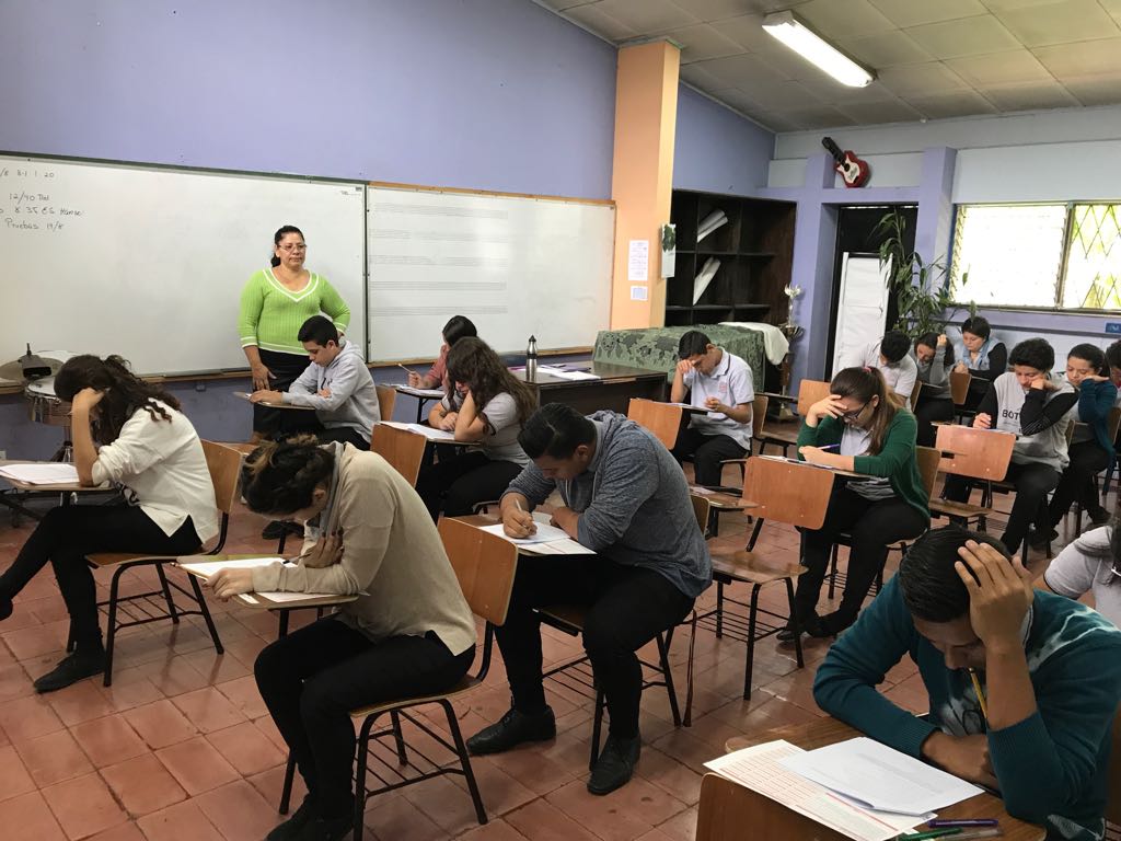 Capacitación a estudiantes de décimo año del Liceo Ricardo Fernández Guardia en San Sebastián. Foto cortesía del ED-3259
