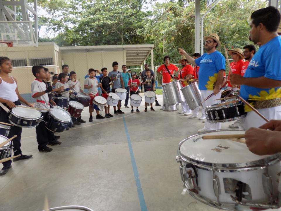 En el taller de percusión niños y niñas de las bandas estudiantiles practicaron y mejoraron sus destrezas. Foto: Laura Méndez Fallas.
