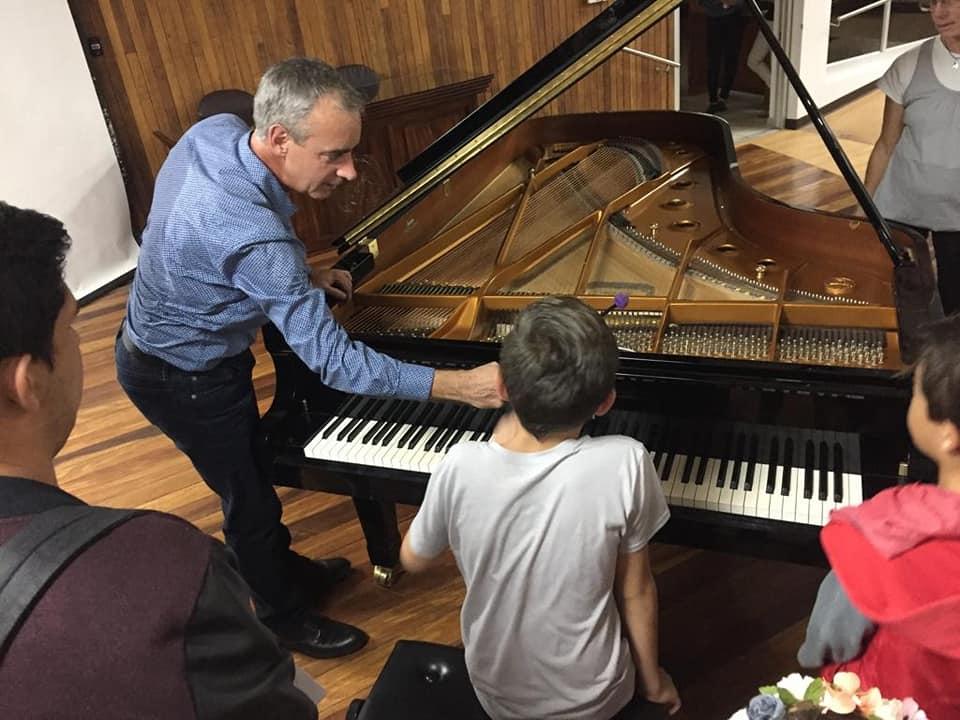 El Dr. Kevin Richmond, invitado internacional, compartió en el 2018 con estudiantes de piano del Conservatorio. Foto cortesía ED-577.
