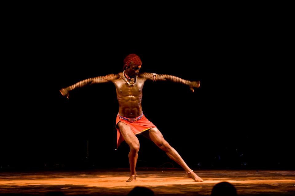 El pueblo Maasai utiliza la danza y el canto para crear fuerzas que enfrenten la naturaleza. Foto: cortesía Danza Universitaria.