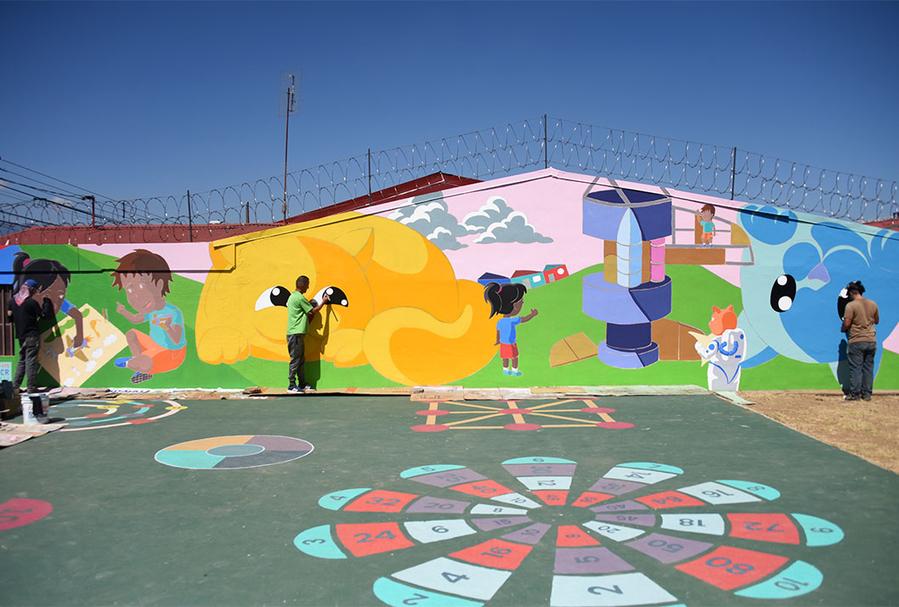 Esteban, don Luis y John, dando los últimos detalles al mural que está en Villas de Ayarco Foto: Laura Rodríguez Rodríguez.