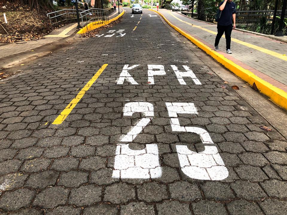 Pese a la reglamentación, los errores en la señalización persisten en Costa Rica. La foto corresponde a un señal horizontal en el campus Rodrigo Facio. Foto Eduardo Muñoz.