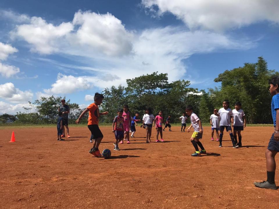 Niños de Salitre, zona sur, disfrutan de las actividades deportivas que se organizan mediante los proyectos de Acción Social de la Escuela de Educación Física y Deportes. Foto cortesía Cecilia Romero