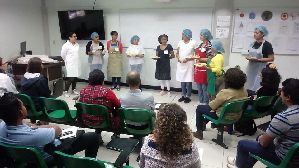 Las mujeres del grupo Diamante Azul compartieron las recetas de sus países de origen. Foto: Daniela Muñoz