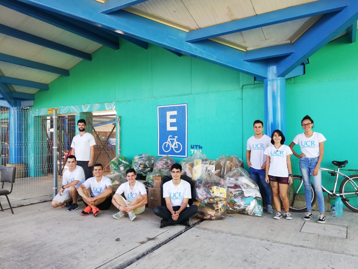 En la imagen se muestra a los y las estudiantes del ED-3037 en la Campaña de reciclaje ECOLONES