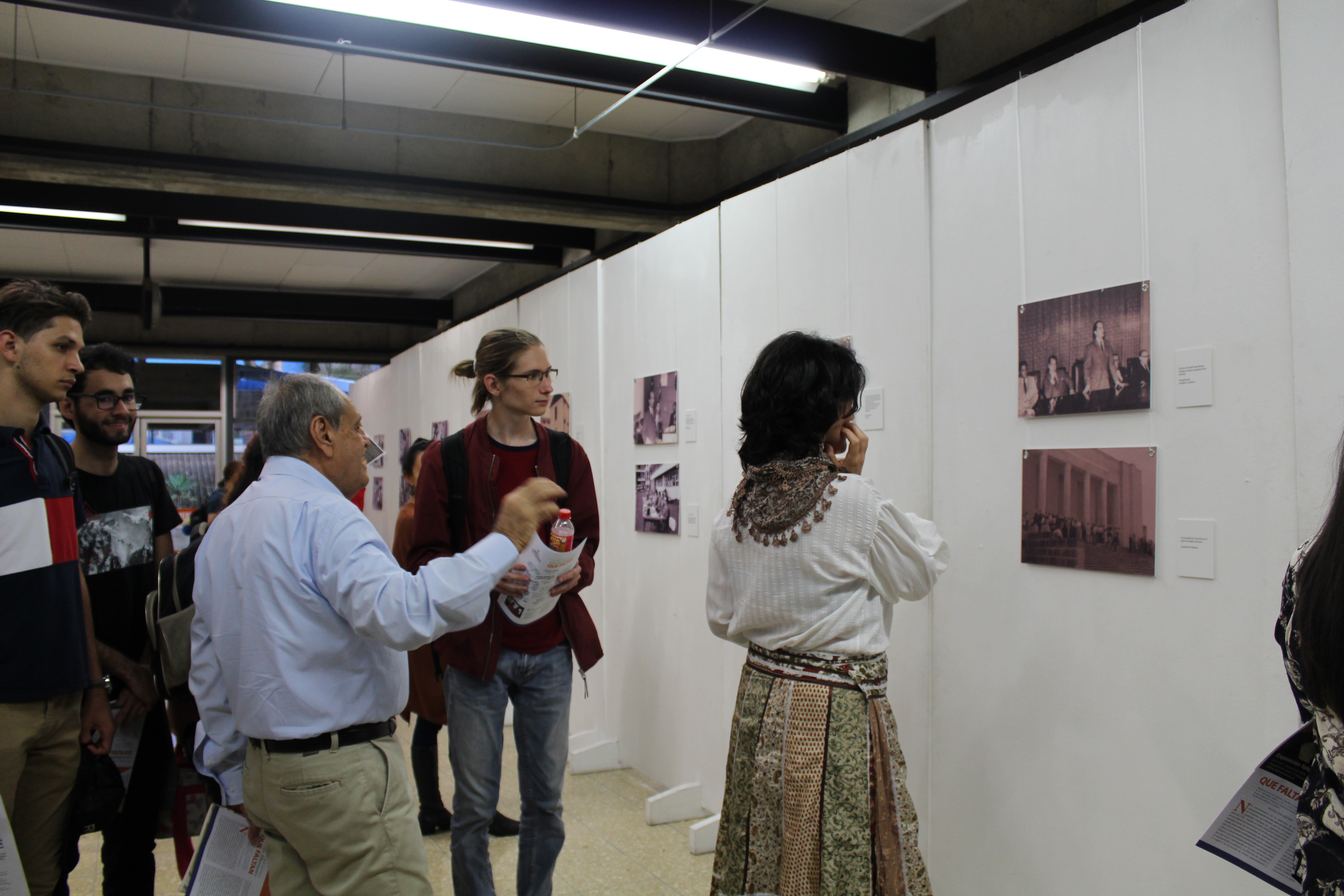 img-noticia- M.Sc. Luis Paulino Delgado Jiménez explica a los y las estudiantes sobre el contenido histórico de cada una de la imágenes de la exposición: 45 años de la VAS.