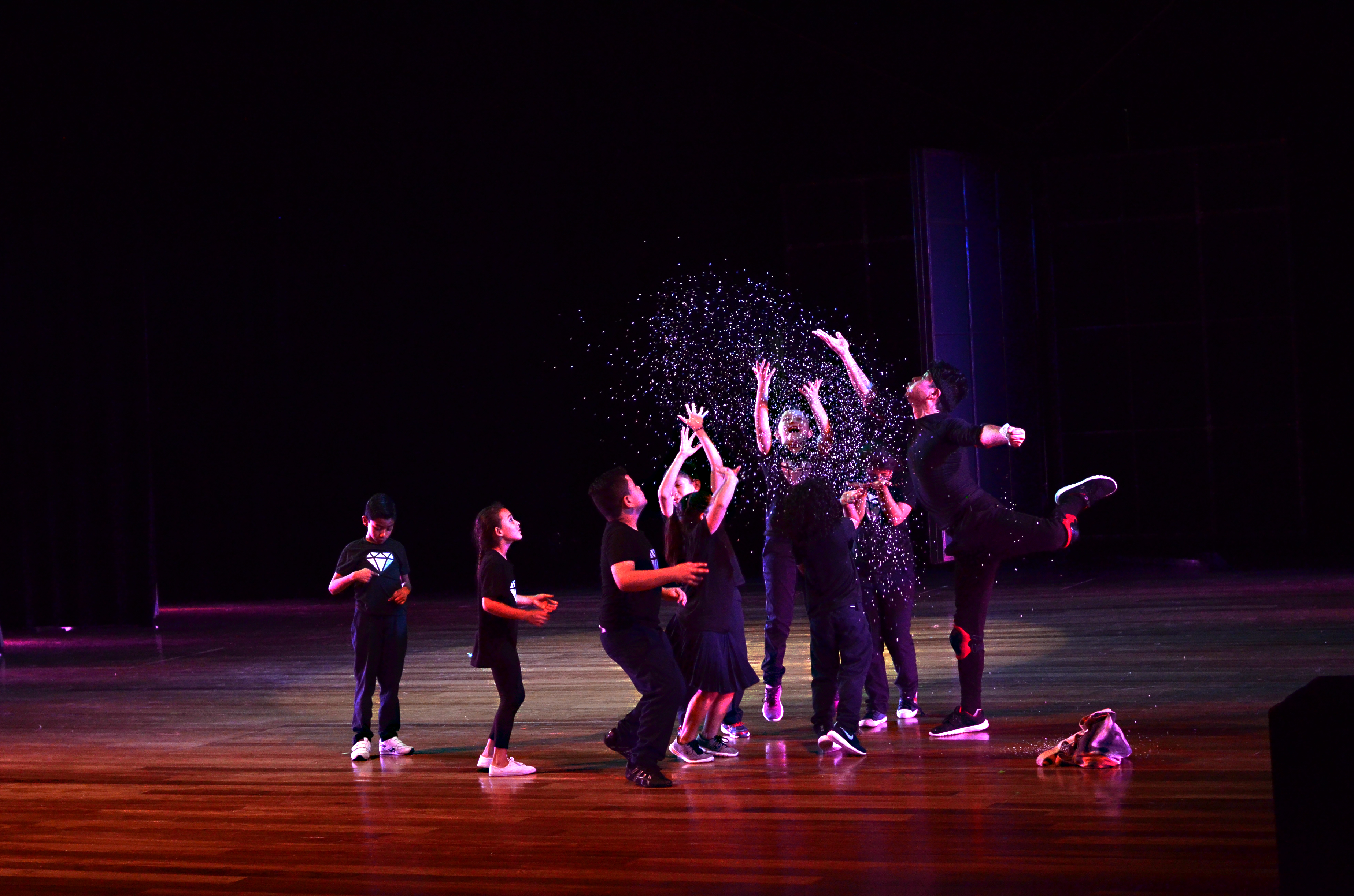 La acción social promueve la inclusión de diversas poblaciones.  En la foto aparece una escena de la obra dancística “El ladrón de diamantes”, un proyecto de Danza Universitaria con niños sordos de la Escuela de Enseñanza Especial Fernando Centeno Güell.  Foto Claudia Castro.
