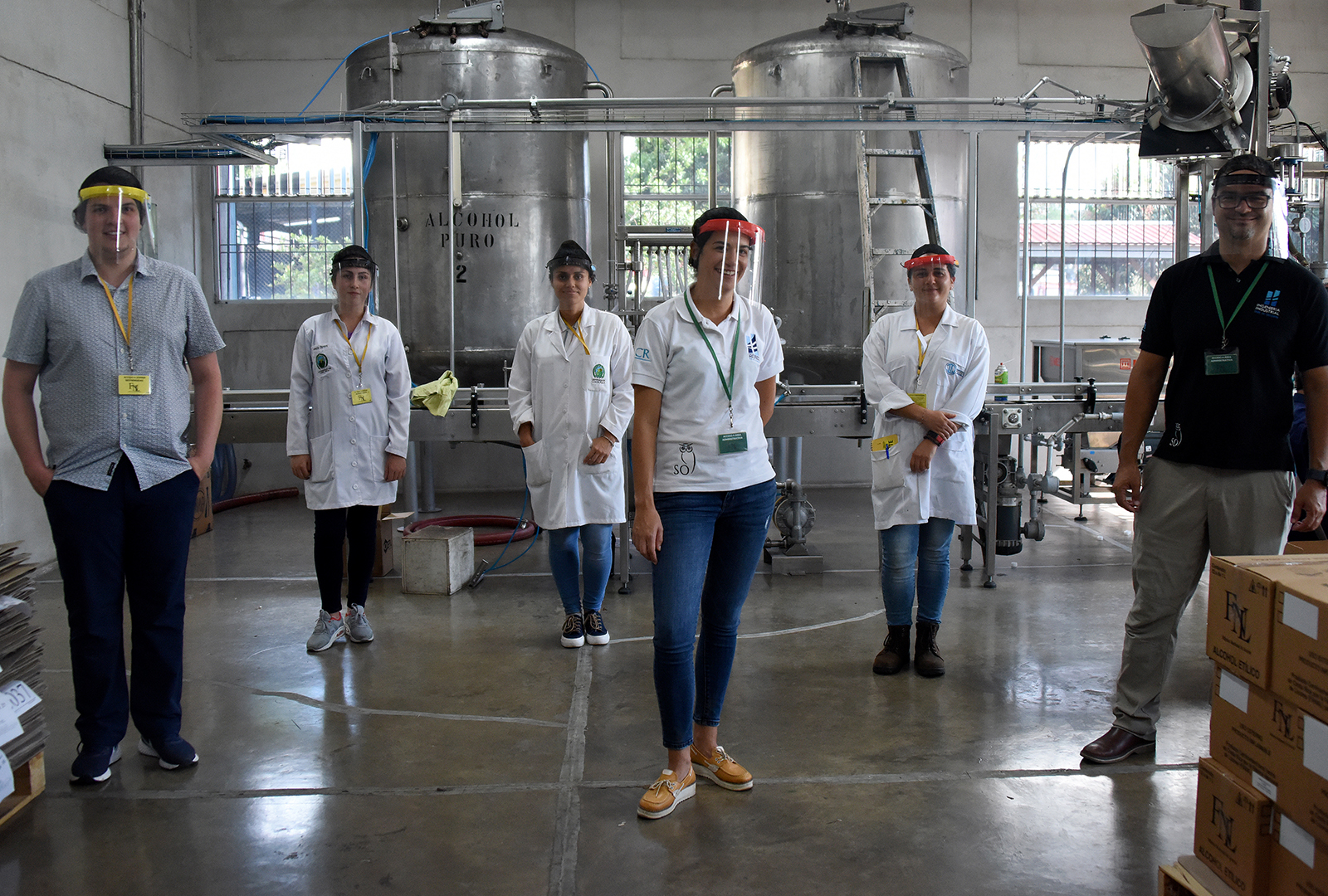 Un grupo de estudiantes y docentes universitarios se unieron al equipo de trabajadores de la Fábrica Nacional de Licores ante el aumento de la demanda de diversas presentaciones de alcohol.  Foto Laura Rodríguez