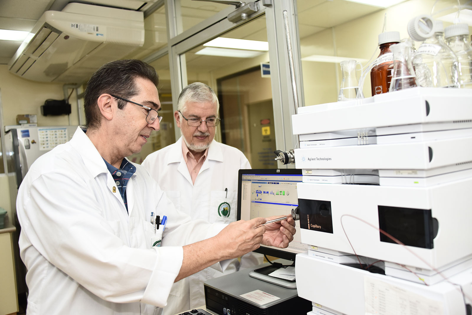 “Tenemos mucho que aprender. Más allá de lo académico y lo técnico, acá tenemos un elemento ético de enorme significado”, afirmó José María Gutiérrez, Premio Rodrigo Facio 2020.  En la foto aparece con el Dr. Bruno Lomonte, ambos fueron parte de un equipo que realizó aportes al desarrollo de antivenenos contra la mamba negra. Foto: Anel Kenjekeeva