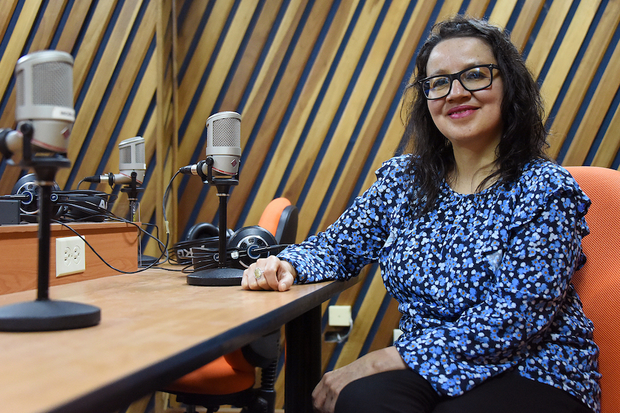La comunicadora Andrea Solano Benavides dirigirá las Radioemisoras UCR los próximos cuatro años. Entre sus prioridades están fortalecer la presencia en redes y crear espacios para la difusión científica y cultural. Foto Laura Rodríguez-ODI.