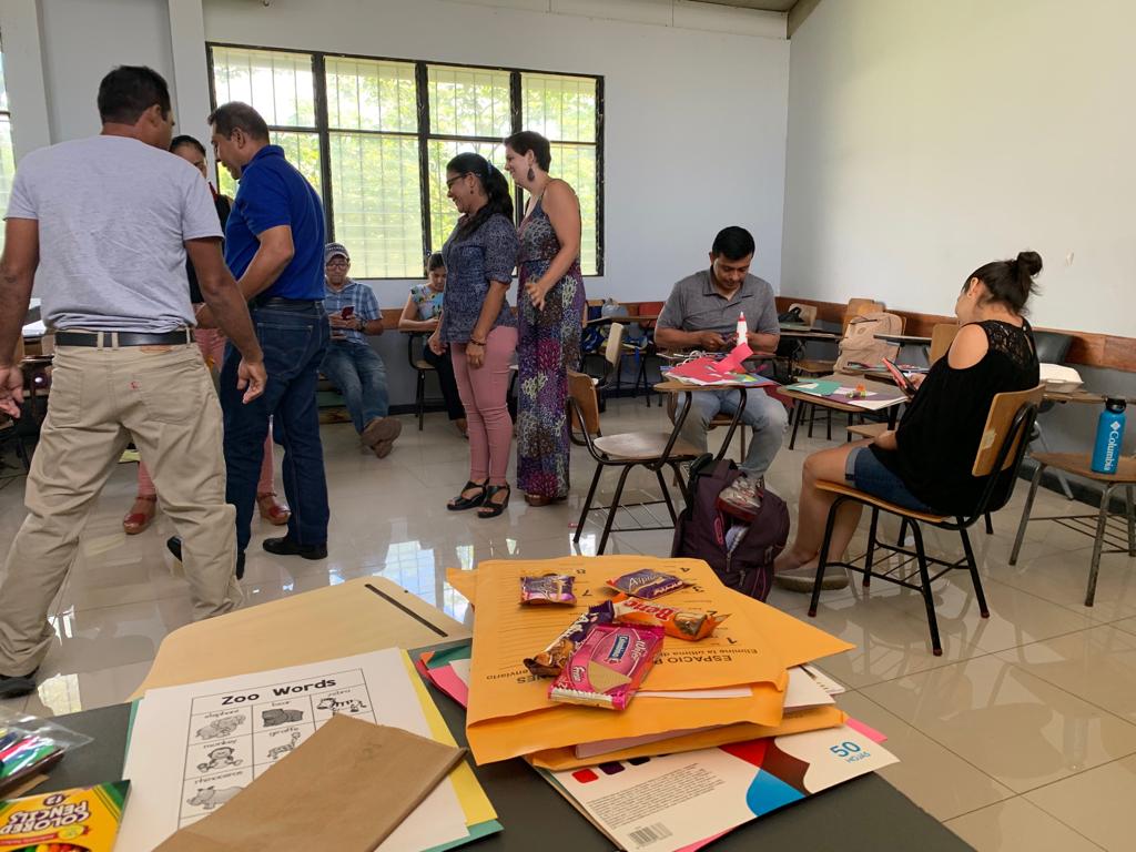 Aunque Guanacaste es uno de los principales polos turísticos del país, aún gran parte de sus habitantes no tienen habilidades en otros idiomas.  La Sede Regional de Guanacaste capacita a docentes para mejorar el proceso de enseñanza-aprendizaje en idioma inglés.  Foto cortesía SRG.