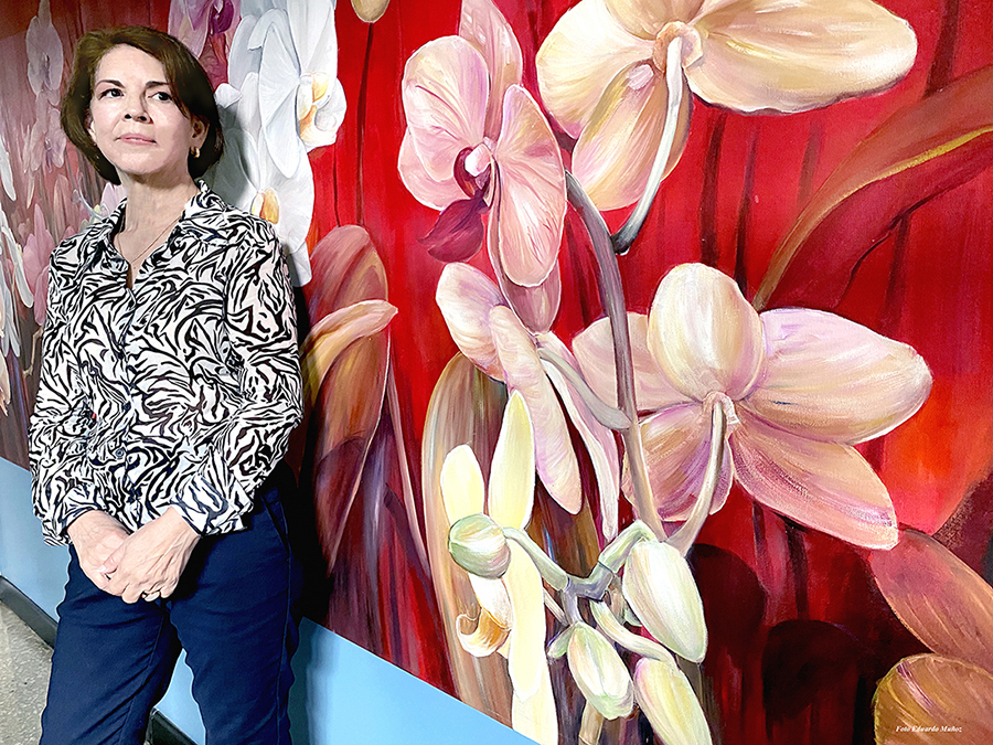 Con 25 años de trayectoria la artista María Nielsen Alvarado presenta una selección de 12 obras en gran formato que muestra la riqueza natural de las “phanelopsis”, orquídeas muy populares en el mundo y que son originarias del sureste asiático. Foto Eduardo Muñoz