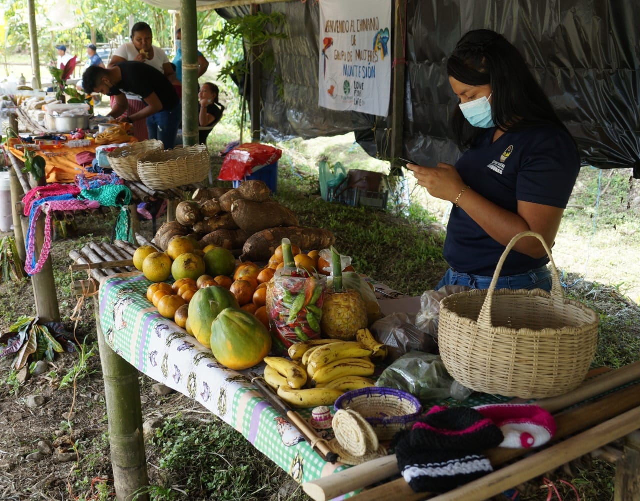Mujeres de la Asociación Kábata.  Konana. Cabécar de Talamanca  venden productos agricolas, como tubérculos, que mejoran la nutrición.