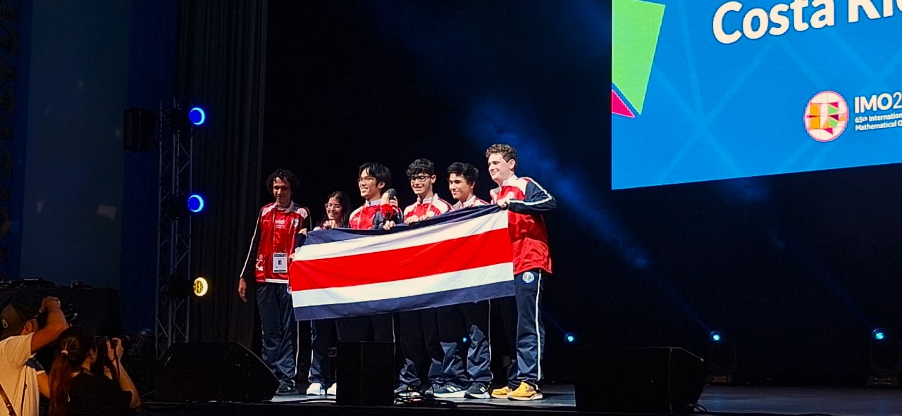 Equipo nacional que participó distinguidamente en competencia matemática en Reino Unido. Foto por: Santiago Chaves Aguilar.