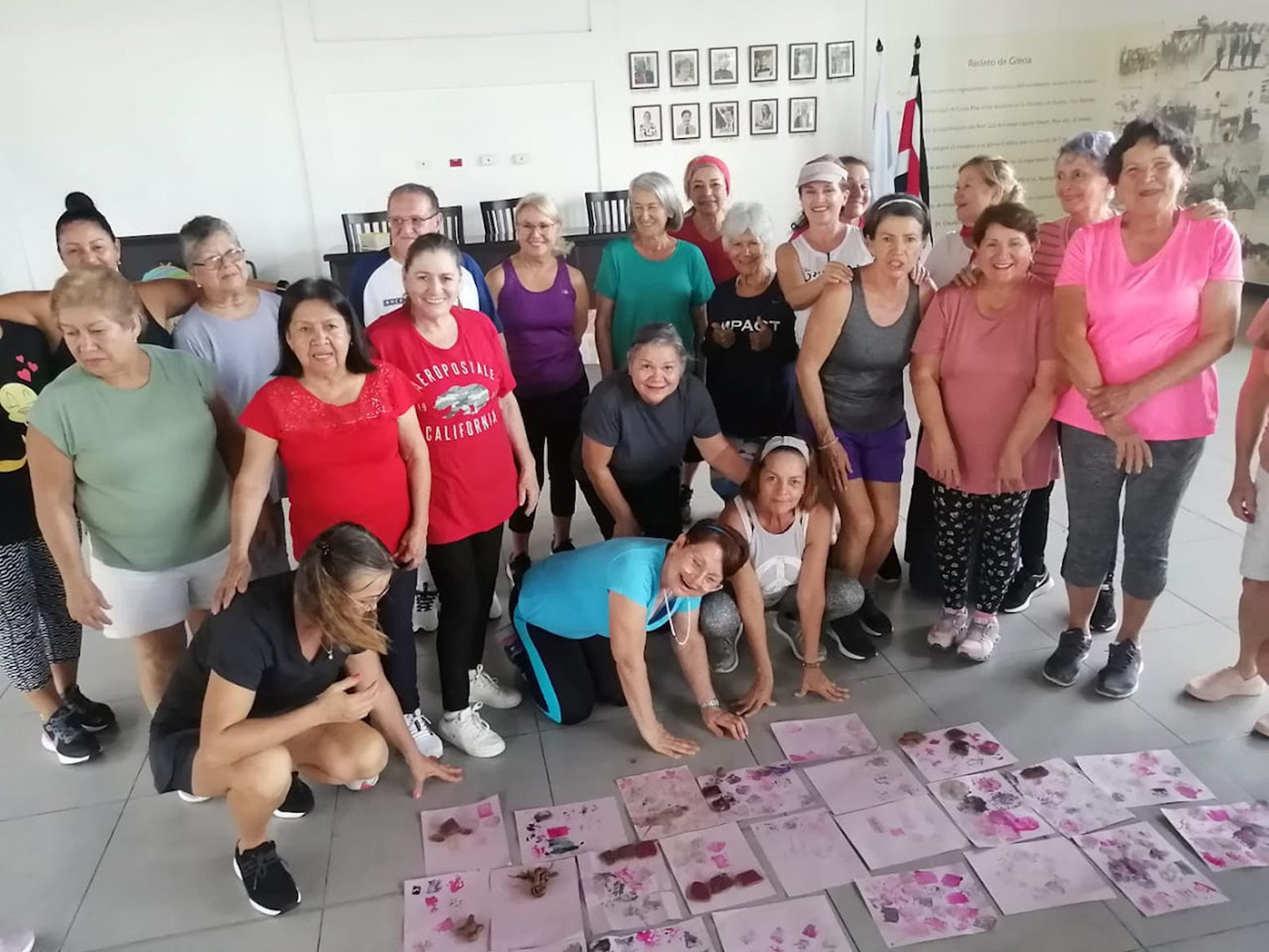 Participantes del Taller con adultos del programa de Acción Social Movimiento y Salud, dirigido por Auxiliadora Vargas en Tacares. 