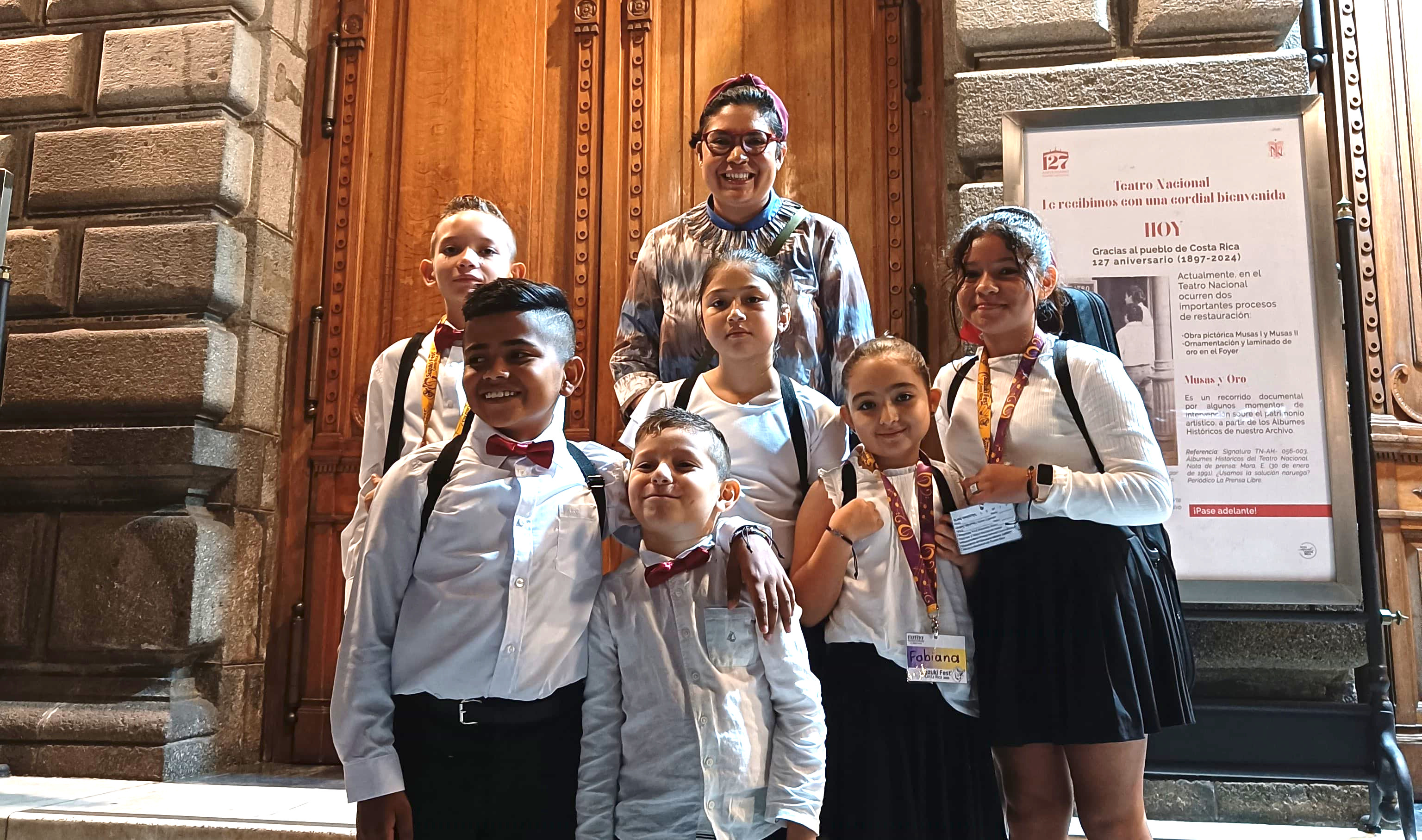 En las puertas del Teatro Nacional 6 estudiantes de Puerto Jiménez poco antes de su  participaron en el Festival Suziki. Foto Cortesía de: Orquídea Guandique.