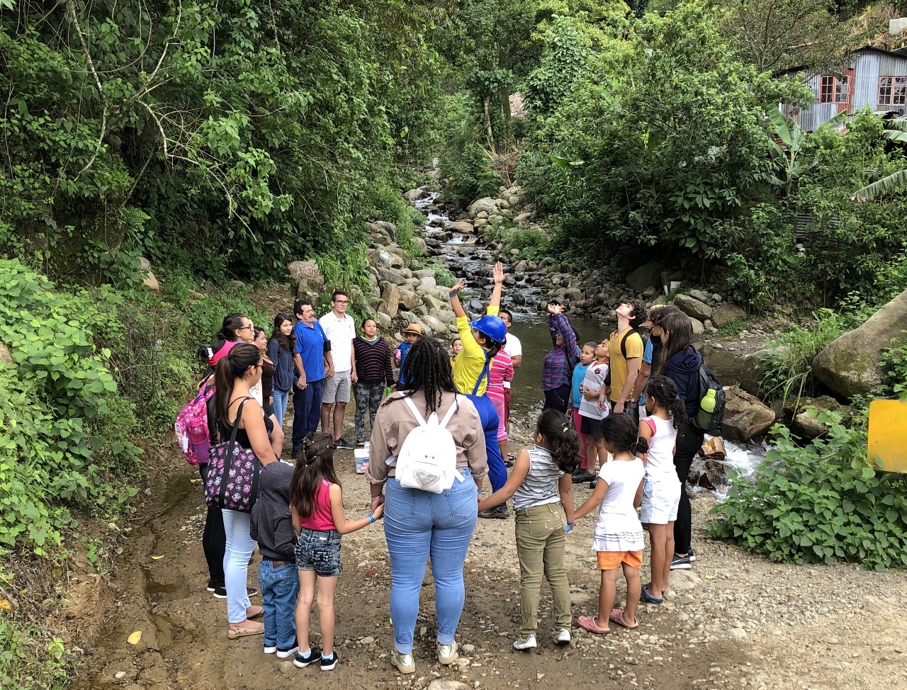 img-noticia-En la ribera Río Poás, el proyecto “Adaptación y mitigación del cambio climático” (TC-724) desarrolló actividades cerca de las comunidades de Poás de Alajuela y Aserrí. Otras temáticas abordadas por los TCU incluyen: artes, tradiciones, fortalecimiento educativo, entre otras. Fotografía cortesía del TC-724).