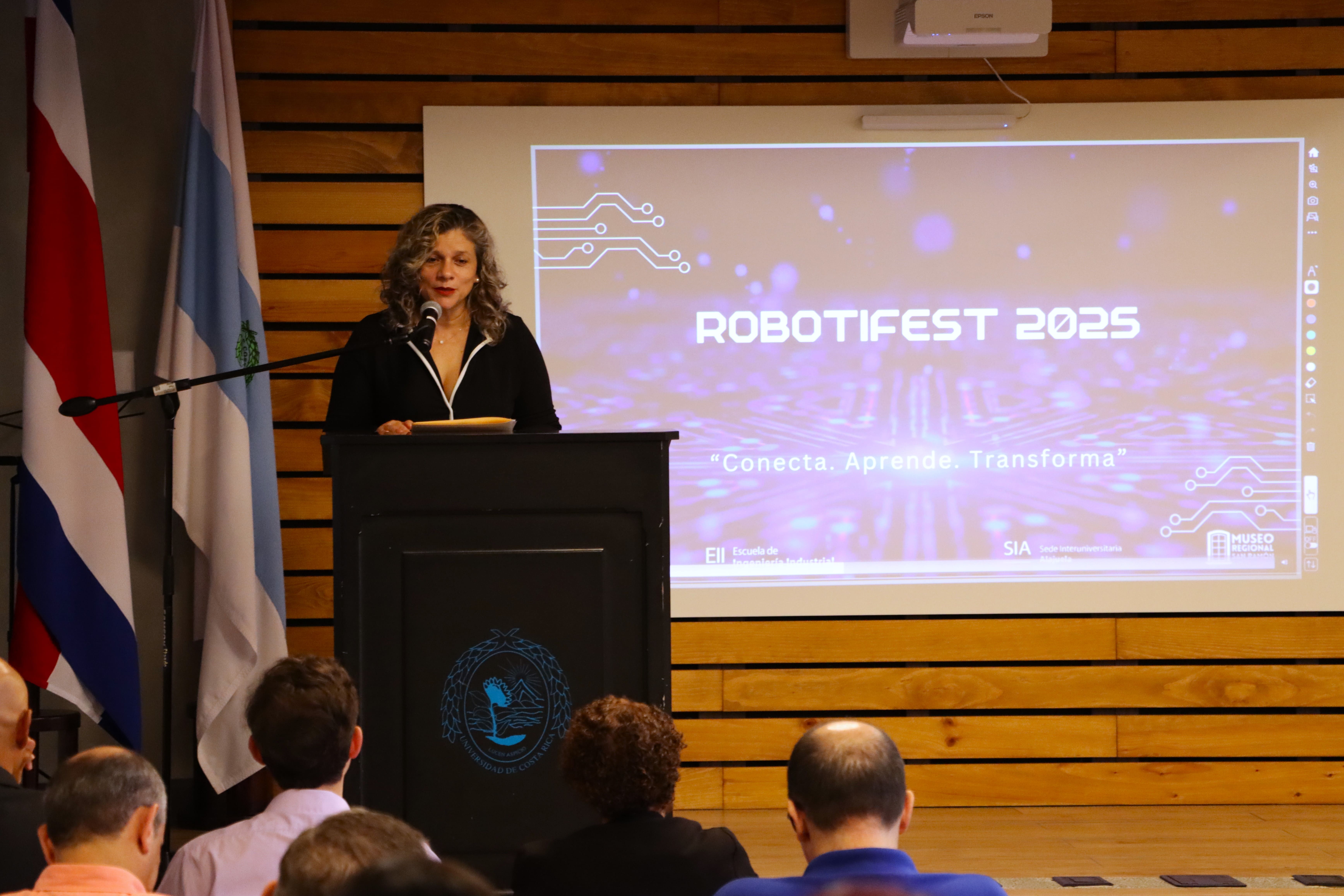 Dra. Silvia Arguedas Méndez, directora de la Escuela de Ingeniería Industrial, en el acto de inauguración del Robotifest 2025