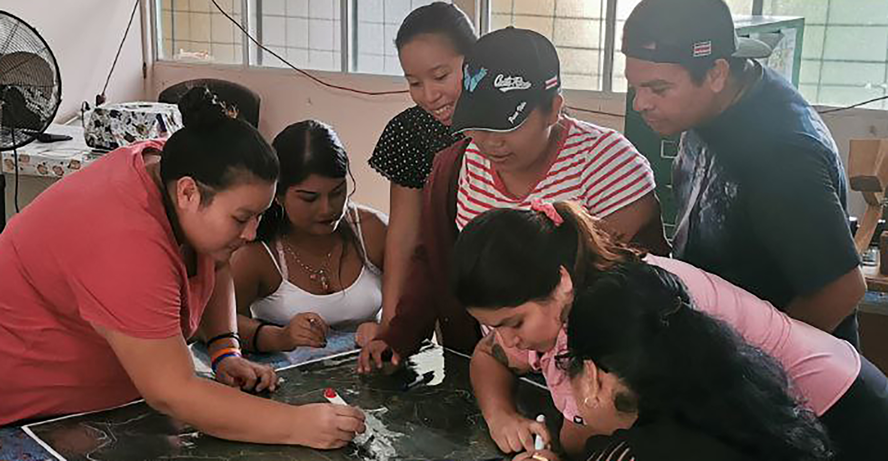 Taller de devolución resultados del proceso de Cartografía social Participativa, realizado el 21 de abril en El Palenque, Zapatón, con representantes de la comunidad huetar de Zapatón.
