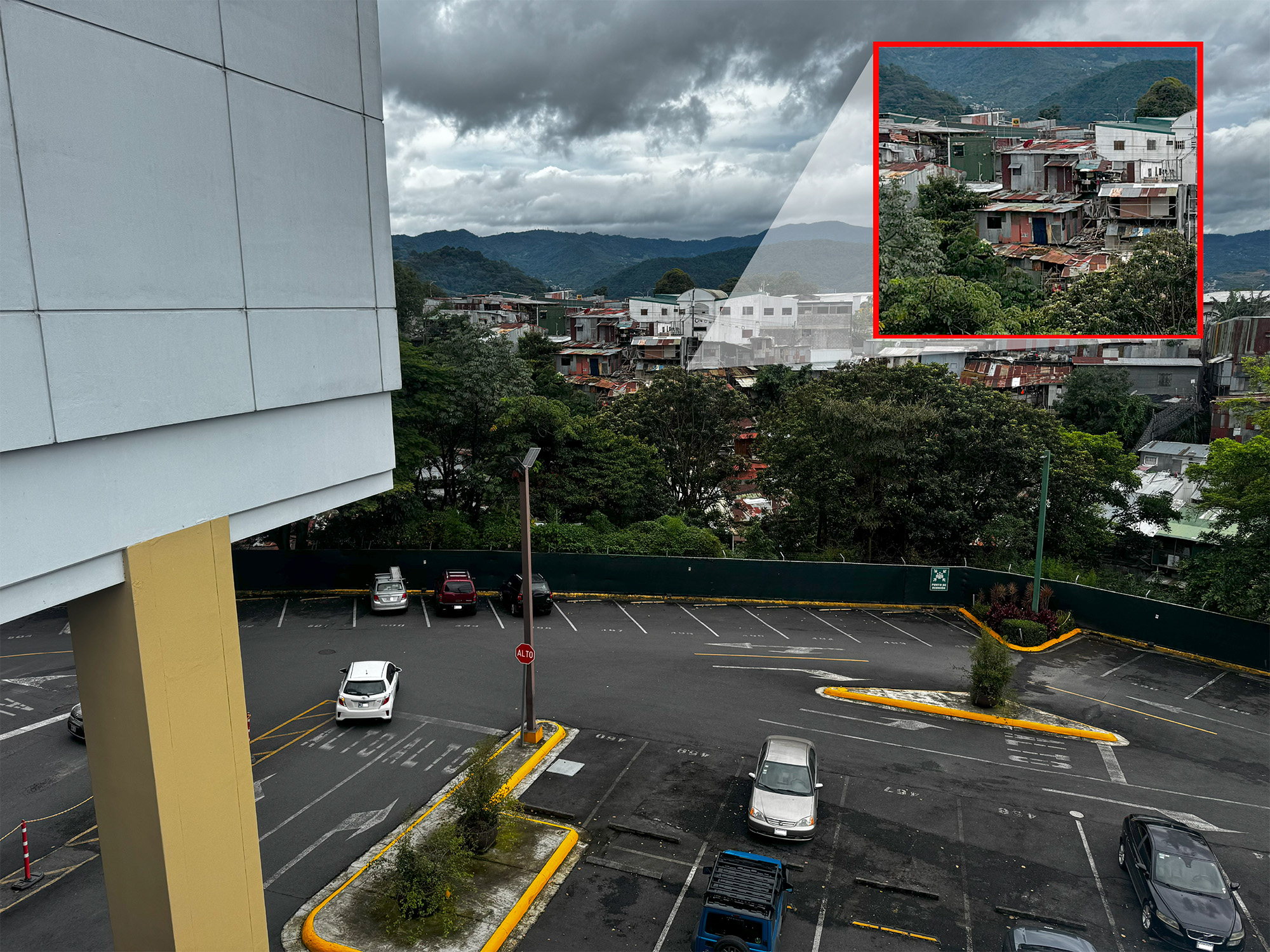 El modelo de ciudad imperante en la Región Central se basa en nuevas formas de comerciar, como “mall" o centros comerciales, con abandonos estatales selectivos, sobre todo de los espacios públicos, creando injusticias espaciales donde no existen condiciones de vida digna en caseríos cercanos a laderas o ríos, aseguró el investigador Andrés Jiménez Corrales. Foto Eduardo Muñoz