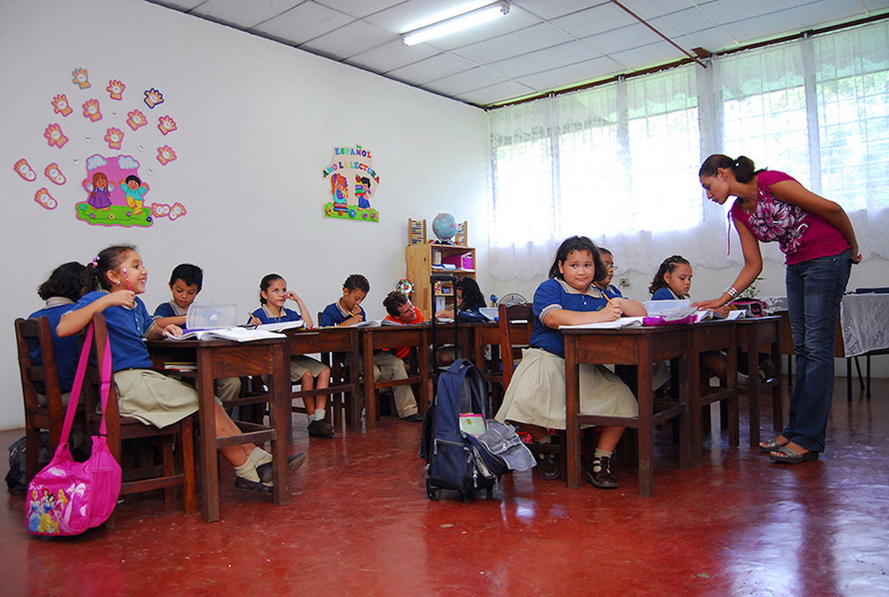Las niñas y niños disfrutan con los libros a través del juego. Cuentacuentos, rompehielos, música, expresión corporal, gestos y sonidos permiten que una breve historia se convierta en una experiencia multisensorial. Foto EC-548