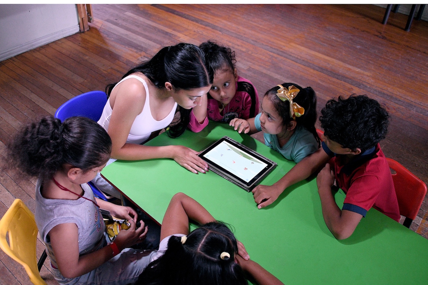 El uso de la tecnología contribuye a que los procesos de lectura y escritura sean más dinámicos, interactivos y divertidos, facilitando así el aprendizaje de manera atractiva y multisensorial. Foto Laura Rodríguez-OCI UCR.