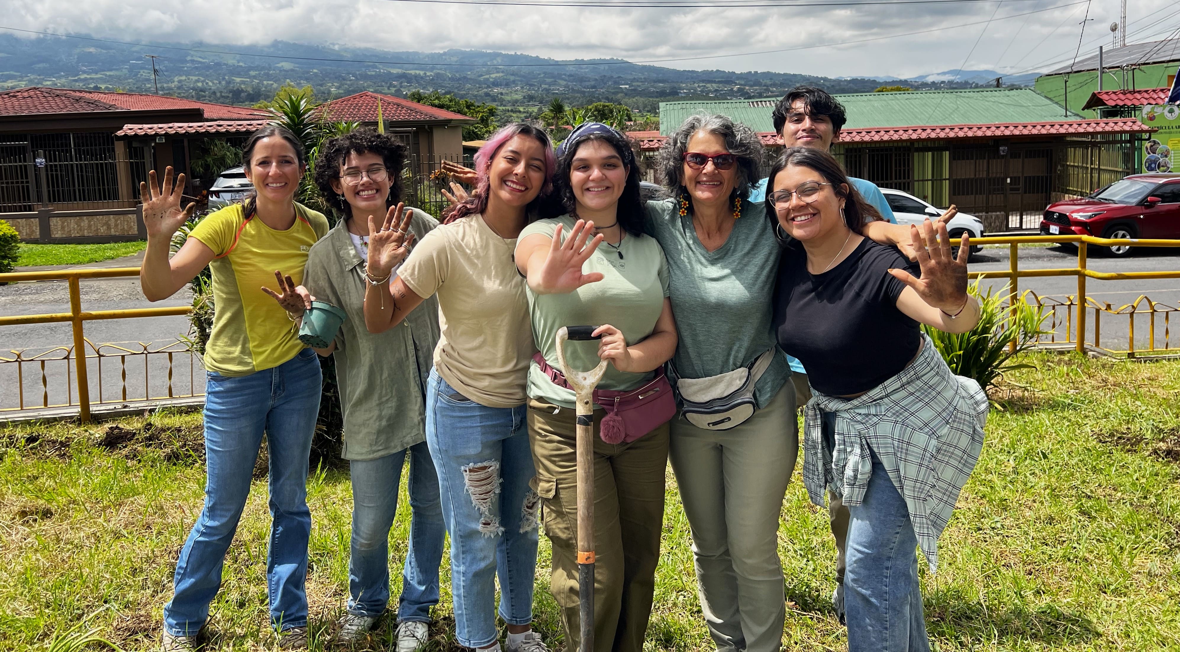 Estudiantes del TCU-649 durante el día del ambiente, en la comunidad de San Jerónimo. Foto cortesía de Alejandro Bonilla.