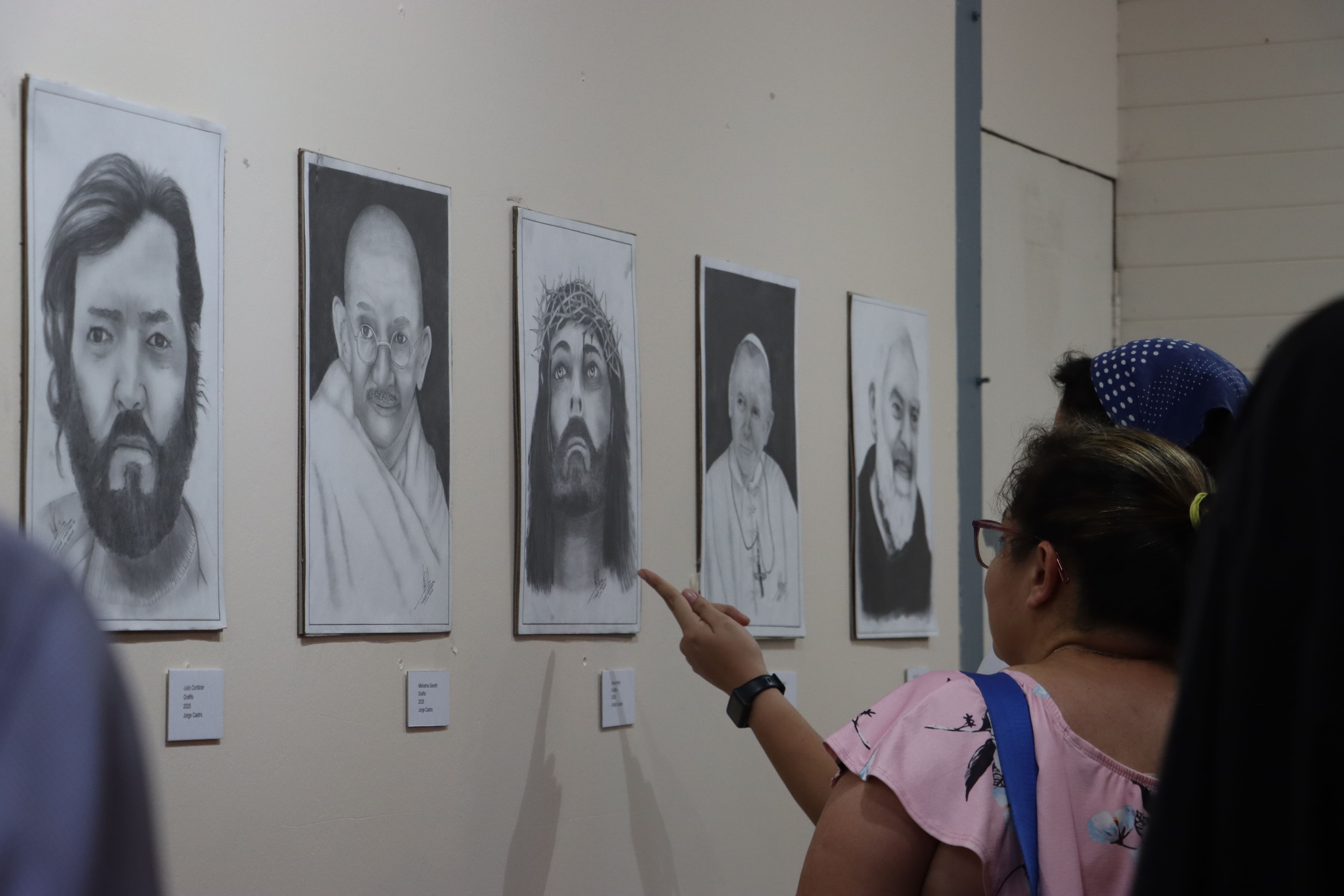 Retratos que forman parte de la variada exposición “Rostros y Sombras”. En un principio se llamaría “Luces y Sombras” al ser una composición básica de dibujos y pinturas. Foto: Alisson Chévez. Con motivo de su 30 aniversario, el Museo Regional Om