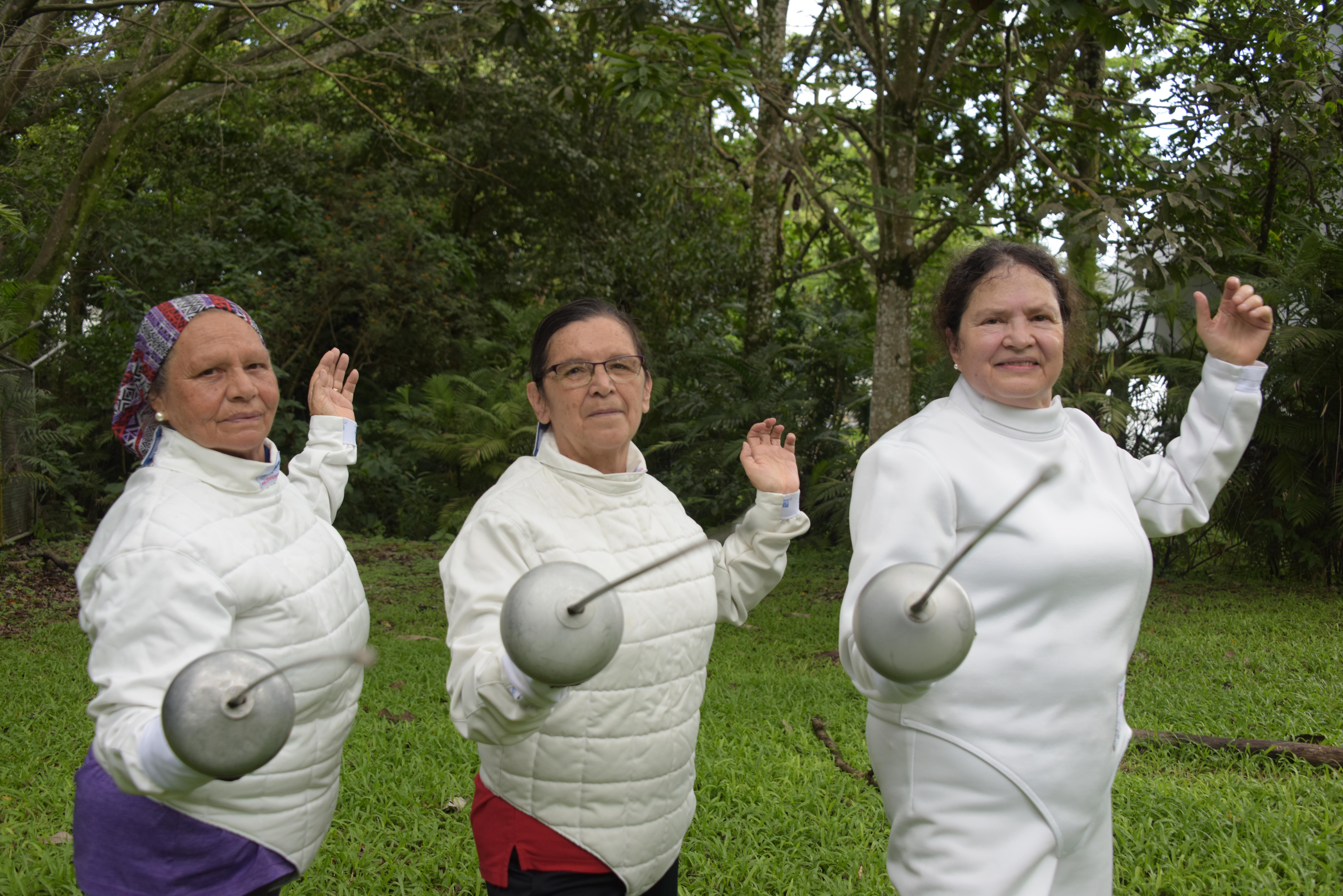 María Luz Barquero Carvajal, Lorena Quirós Calderón y Adriana Garrido Quesada asisten a las clases de Esgrima del PIAM. Foto por Anel Kenjekeeva Sancho.