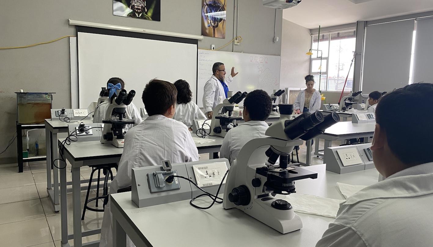 Estudiantes de la Escuela Monseñor Clodoveo Hidalgo de San Isidro de San Ramón utilizan microscopios en el Laboratorio de la UCR.