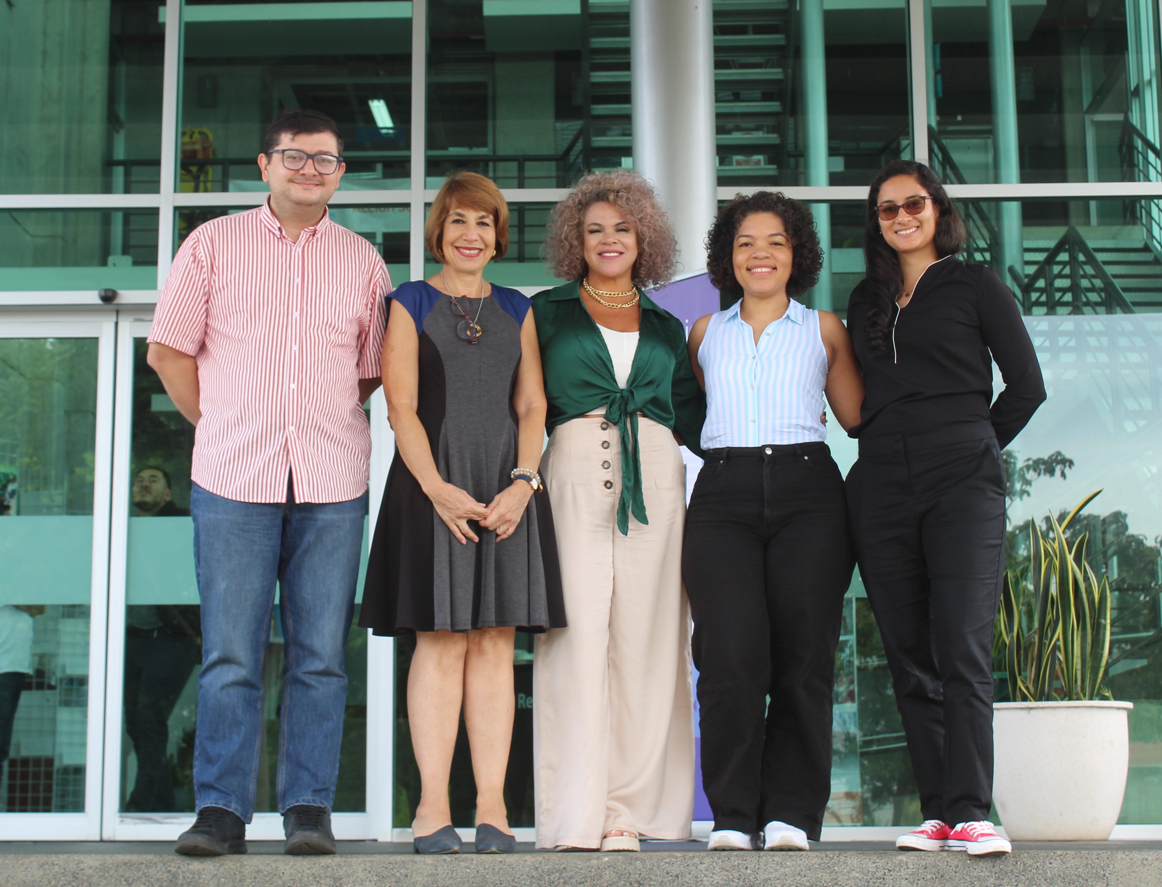 Foto de vicerrectoras con personas ganadoras de los fondos. 