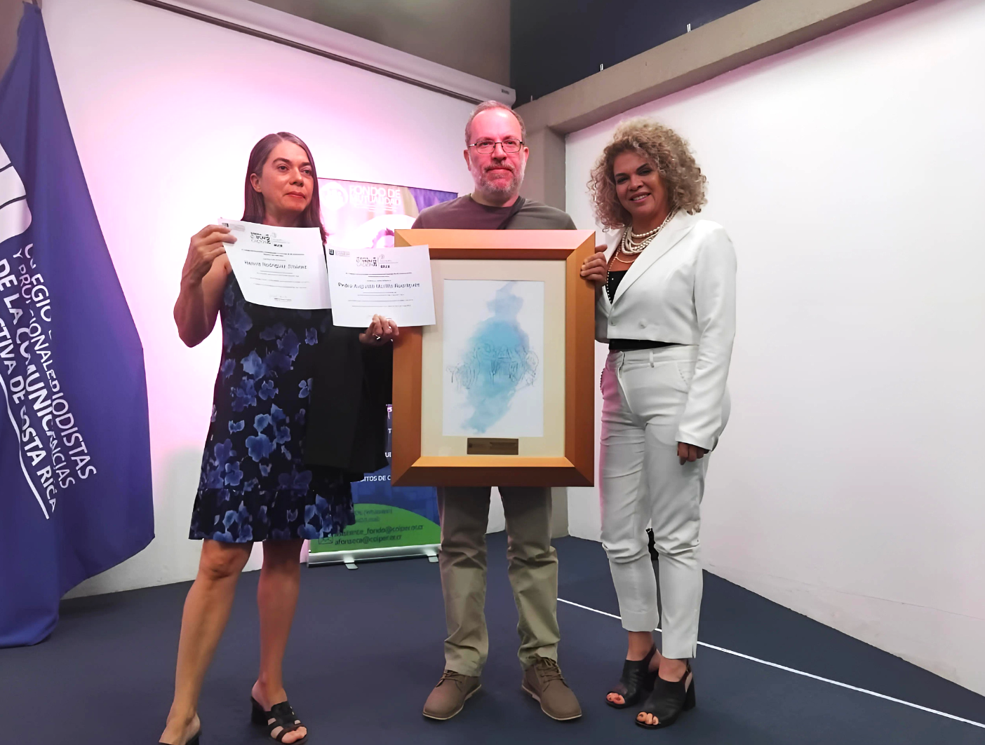 Pedro Murillo Rodrigues y Hannia Rodríguez Jiménez, ganadores a la mejor producción audiovisual René Picado Esquivel 2024, junto a Mag. Patricia Quesada Villalobos, Vicerrectora de Acción Social. Foto: Lillianne Sánchez. 