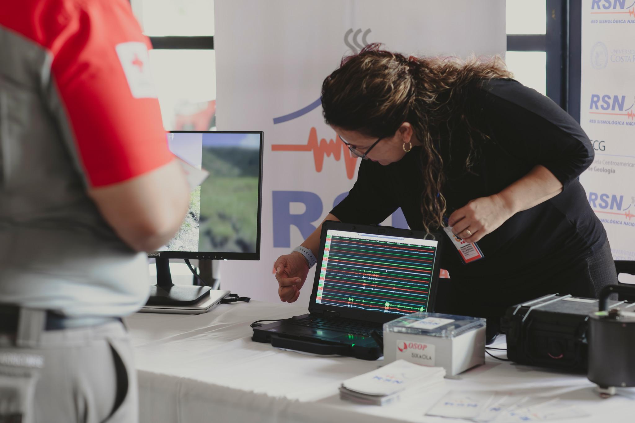 Puestos de información de diferentes instituciones vinculadas al tema de la gestión del riesgo de desastres. Foto por: Juliana Flores Jiménez y Daniela Santamaría Brenes, Universidad Técnica Nacional.  