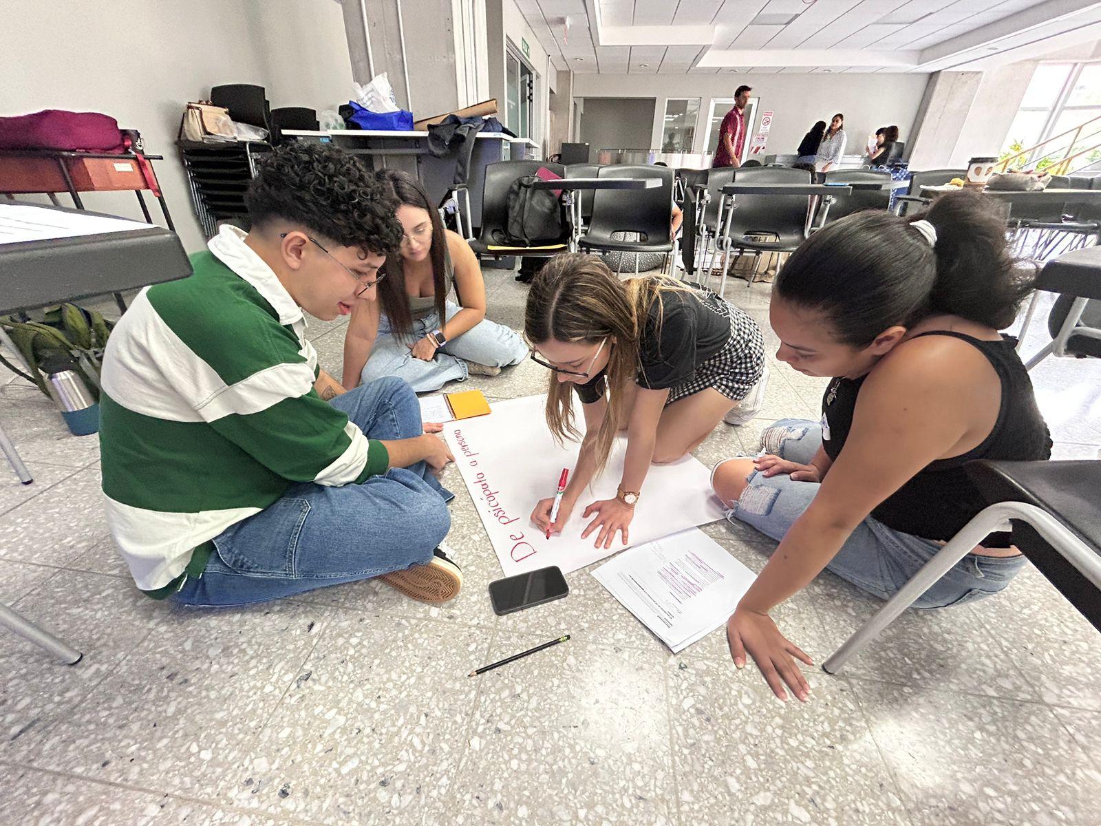 Entre julio y noviembre, se capacitaron 216 estudiantes en seis sedes y recintos universitarios, fortaleciendo sus competencias para trabajar con poblaciones estudiantiles en diversos contextos. Foto cortesía de Puentes para la Educación.