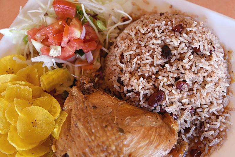 La creciente urbanización, la desaparición de los patios donde crecían alimentos silvestres y los cambios en las rutinas de los hogares incide en la gastronomía tradicional.  Desde la Acción Social, la Sede del Caribe se propone revitalizar el patrimonio limonense como una manera más de fortalecer los lazos culturales de las nuevas generaciones con su herencia ancestral. El “rice and beans” es el plato caribeño más conocido de la región. Foto Laura Rodríguez
