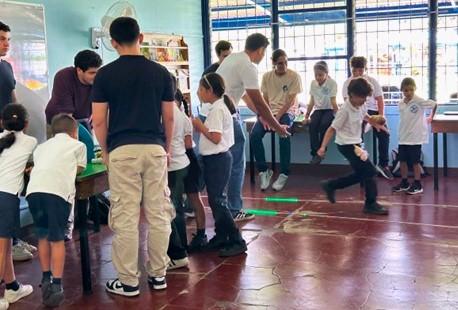 Estudiantes del TCU le enseñan el funcionamiento de la tira de LEDs y de la regleta inteligente a estudiantes de la Escuela Laboratorio de Turrialba. Foto: cortesía del TC-691